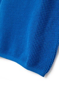 Blauer Strickpullover mit einem strukturierten Waffelmuster. Rippbündchen und Saum. Glatte Innenseite, aus weichem, elastischem Material gefertigt.