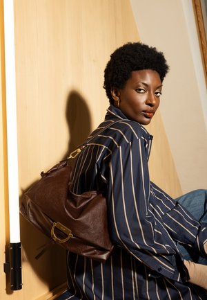 Abro, ABRO SCHULTERTASCHE TEMI - Bolso de mano - caramel cognac
