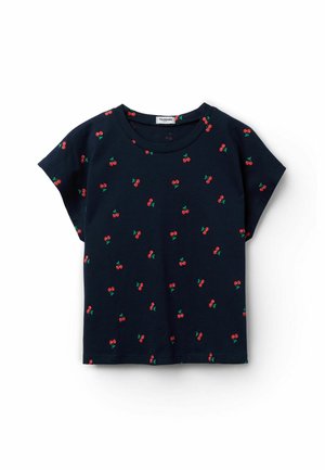 Camiseta azul marino de manga corta con pequeños estampados de cerezas rojas dispersos por la tela.