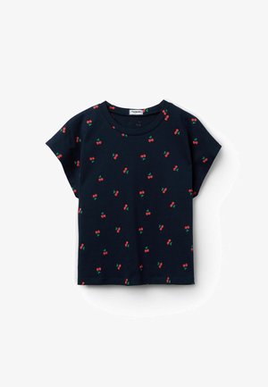 Granatowy t-shirt z krótkim rękawem z małymi czerwonymi wzorami wiśni rozsianymi po tkaninie.