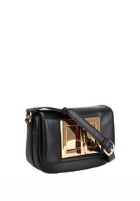 Borsa a tracolla in pelle nera con una chiusura in metallo rettangolare dorato, piccola tracolla e un design liscio e strutturato.