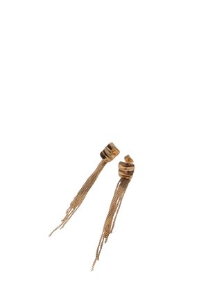 Ohrstecker in Goldton mit strukturierten Nieten und mehreren dünnen Kettquasten, die herabhängen.