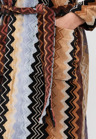 Rochie cu model zigzag, având o gamă de culori care include albastru, marron și bej, realizată dintr-un material texturat, dotată cu un cordon și buzunar lateral.