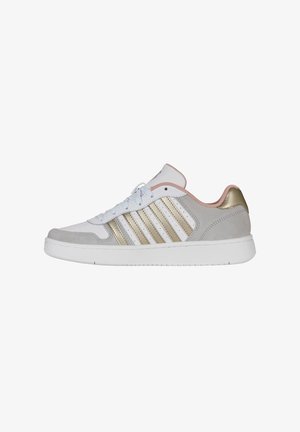 Weiße Leder- und graue Wildledersneaker mit goldenen Akzenten, Schnürdesign, gepolstertem Schaft und flacher Gummisohle. Mit durchbrochenen Details.