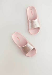Roze schuifsandalen met een glinsterende bovenkant,open teen en een gladde binnenzool. Het ontwerp omvat een merklabel aan de binnenkant.