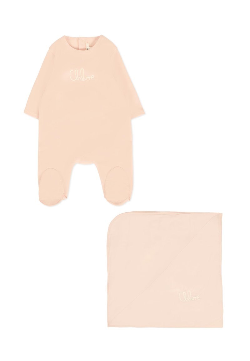 Romper per neonato rosa chiaro con maniche lunghe e design con piedi, caratterizzato da un logo ricamato "Chloe". Accompagnato da una coperta rosa abbinata.