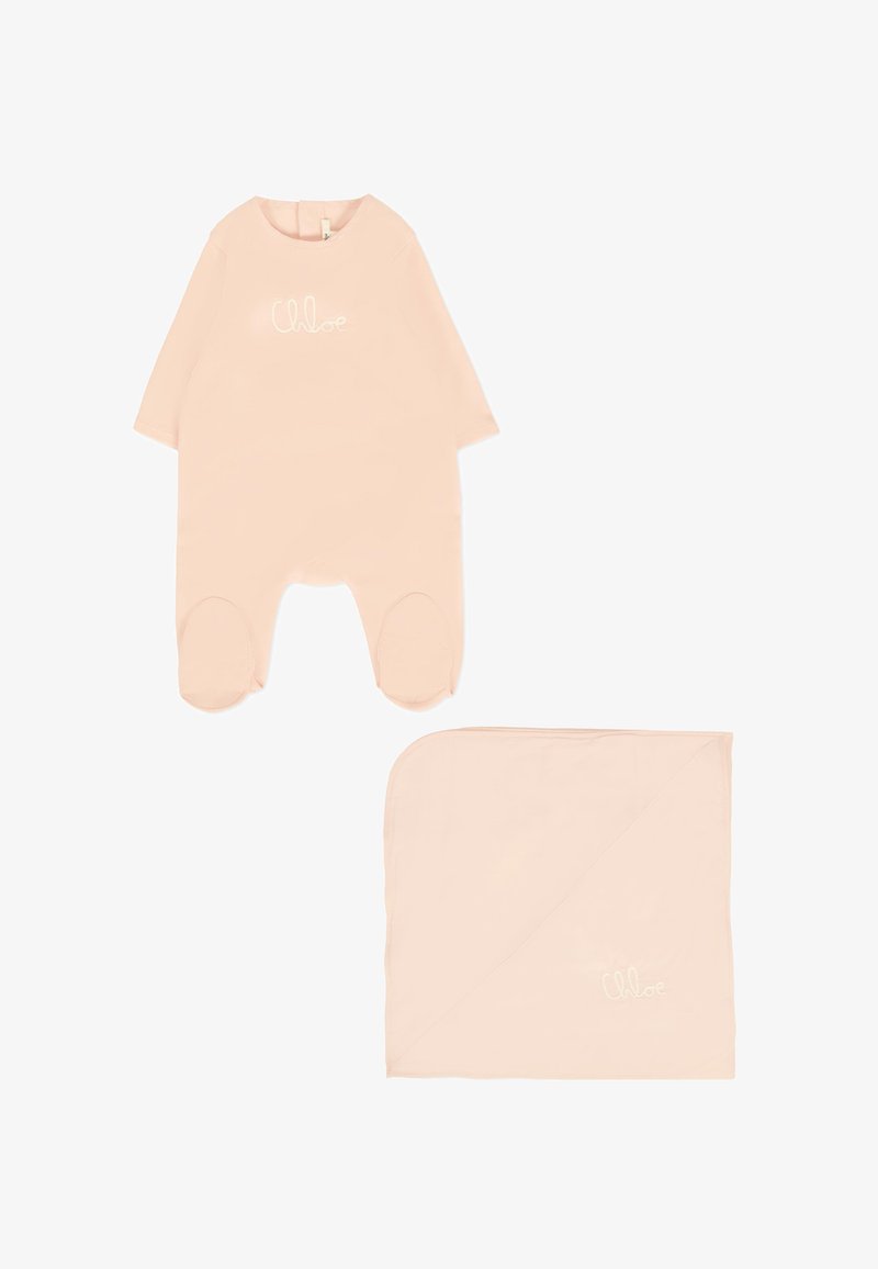 Romper per neonato rosa chiaro con maniche lunghe e design con piedi, caratterizzato da un logo ricamato "Chloe". Accompagnato da una coperta rosa abbinata.