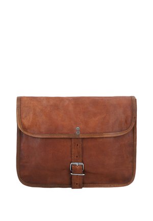 Mallette en cuir marron avec rabat fermé par deux rivets métalliques et une sangle à boucle, sur fond blanc.