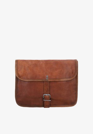 Brūna ādas portfelis ar atloku, kas aizsargāts ar divām metāla auklām un sprādzes siksnas aizdari uz baltas fona.