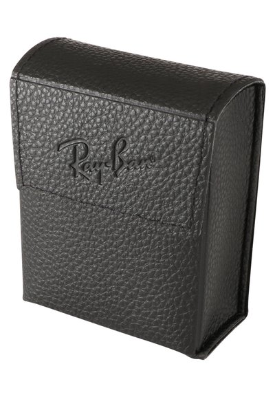 Черен кожен калъф Ray-Ban с текстурирана повърхност, закръглен връх и релефен лого отпред. Сигурен, компактен дизайн за съхранение на очила.