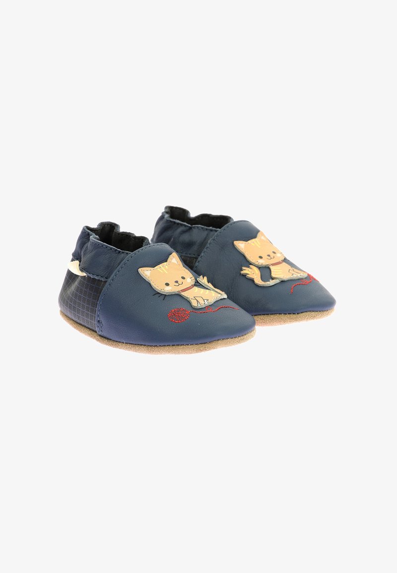 Chaussures pour enfants en cuir bleu avec une semelle en caoutchouc, présentant un design de chat et un motif en laine rouge à l'avant, avec des ouvertures élastiques.