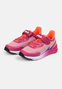 Un paio di sneakers FILA rosa e arancioni con tomaia in rete, cinturino in velcro, accenti viola e suole bianche imbottite su uno sfondo neutro.