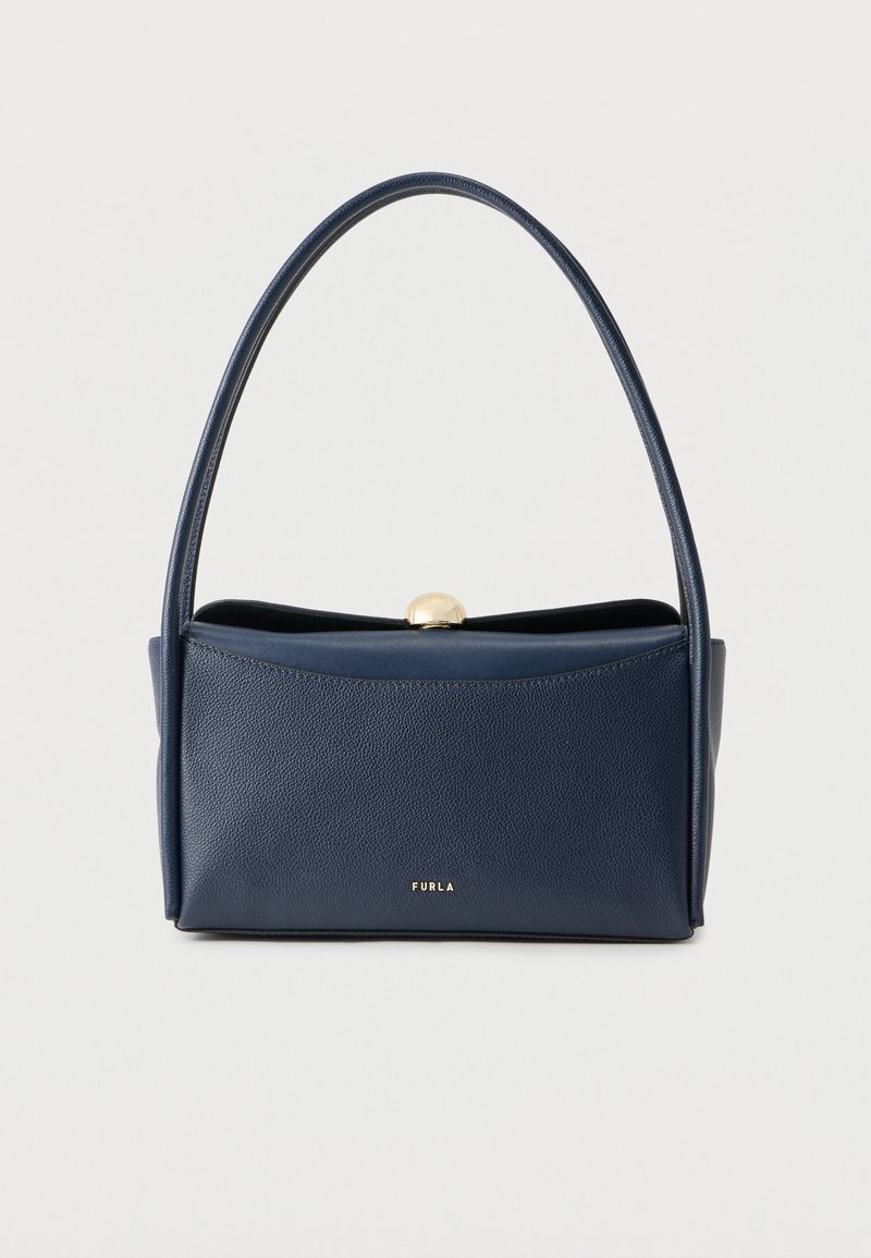 Torba za roko Furla v mornarsko modri barvi z enim zaobljenim ročajem, teksturirano usnjeno površino in zlate barve zapiranjem na vrhu.
