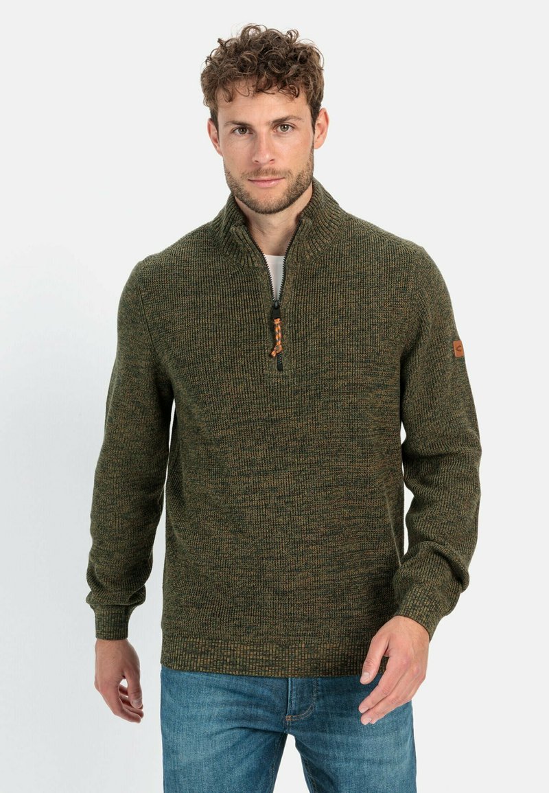 Dunkelgrüner Strickpullover mit einem Viertelreißverschluss-Kragen, gerippten Bündchen und einem strukturierten Muster. Verfügt über ein kleines Lederlogoschild am Ärmel.