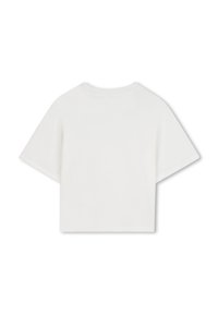 Korte mouwen, witte, cropped T-shirt met een ronde hals, plat gelegd tegen een witte achtergrond.