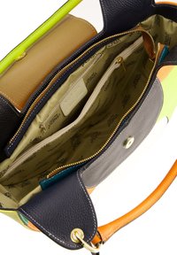 Multifarvet lædertaske med en rummelig indvendig plads og flere lommer, tekstureret materiale og gyldne hardware-detaljer.