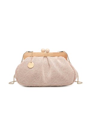 Pochette beige tricotée avec fermoir en bois et chaîne dorée, ornée d'une étiquette ronde dorée suspendue à la chaîne.