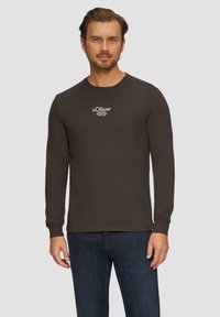 s.Oliver Langarmshirt - dunkelbraun