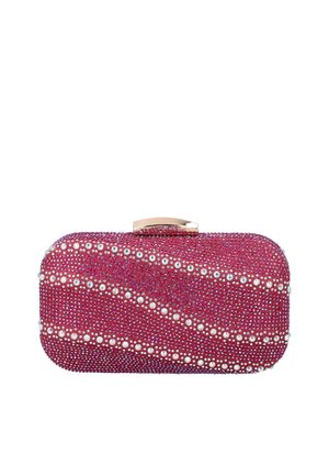 Petit sac à main rectangulaire rose décoré de motifs diagonaux en perles et strass avec une fermeture dorée sur le dessus.