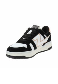 Sneaker in bianco e nero realizzata in materiali scamosciati e in pelle, dotata di una suola in gomma testurizzata, accenti a contrasto e un logo prominente sulla linguetta.