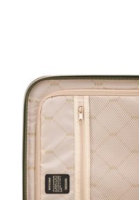 Interno di una valigia da viaggio beige con tasca in rete, chiusure a zip e rivestimento in tessuto marchiato con un motivo logo su una finitura liscia.
