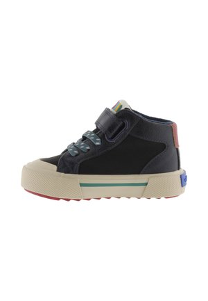 Scarpa da ginnastica alta blu navy per bambini con suola beige, lacci elastici blu, cinturino a strappo e accenti colorati su linguetta e tallone.