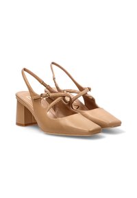 Tacones slingback de cuero beige con punta cuadrada, correa ajustable con hebilla, diseño perforado y tacón grueso.