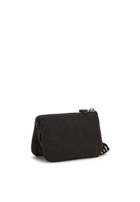Portefeuille noir en tissu doux avec fermeture à glissière, présentant une forme rectangulaire compacte et une surface texturée.