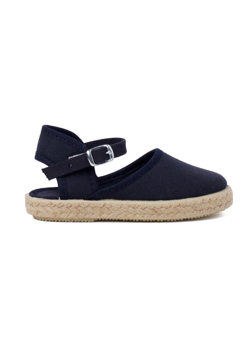 Sandal in tela blu navale con suola in corda di juta, caratterizzato da un design a due cinghie e una fibbia argentata. Tacco aperto e punta arrotondata.