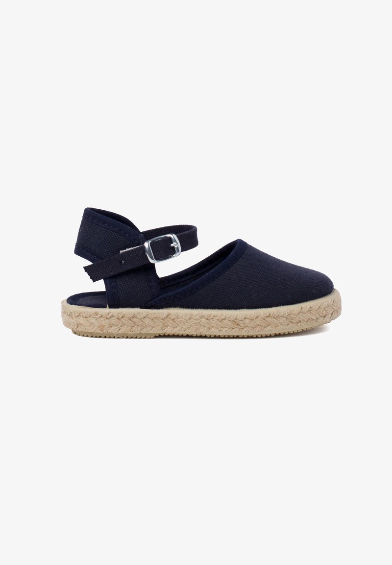 Sandal in tela blu navale con suola in corda di juta, caratterizzato da un design a due cinghie e una fibbia argentata. Tacco aperto e punta arrotondata.
