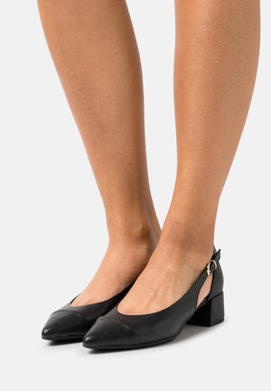 Décolleté slingback in pelle nera con punta affilata, tacco corto, lati con aperture e dettaglio in fibbia dorata. Texture liscia.