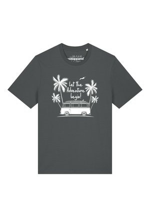 T-shirt gris foncé avec impression blanche d'un van aménagé, de palmiers, d'un oiseau en vol et du texte "Let the Adventure begin!" sur le devant.