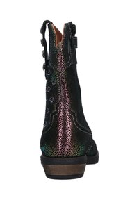 Zwarte enkellaarsjes met een textuur en holografisch oppervlak. Beschikt over metalen accenten en een lage blokhak. Sluiting met decoratieve knopen.