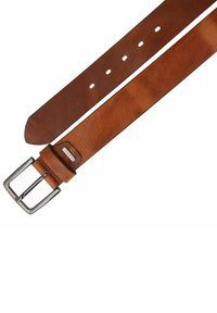 Bruine leren riem met een gladde textuur, voorzien van vijf gaatjes voor aanpassing en een zilverkleurige metalen gesp. Een logo is zichtbaar op de gesp.