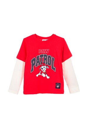 Rotes und weißes Langarmhemd für Kinder mit dem Text "PAW PATROL" und einem Cartoon-Dalmatiner im Feuerwehroutfit auf der Vorderseite.