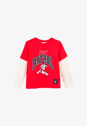 Camisa de niño de manga larga en rojo y blanco con el texto "PAW PATROL" y un dibujo de un perro dálmata en uniforme de bombero en la parte delantera.