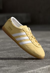 adidas Originals GAZELLE LO PRO W - Sneakers - almost yellow/footwear white