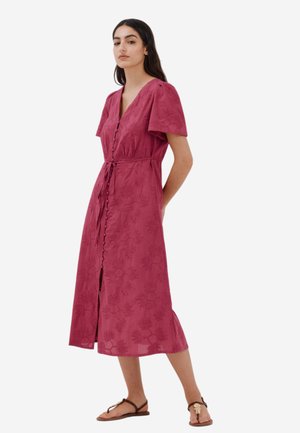 Bordeaux-farbenes, knielanges Kleid mit kurzen Ärmeln, floraler Textur, V-Ausschnitt, durchgehender Knopfverschluss und Taillengürtel.