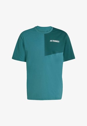 Camiseta de algodón en color azul verdoso con mangas cortas, que presenta un diseño a bloques de color y un parche cuadrado en el lado izquierdo del pecho con el logo "TERREX" en blanco.