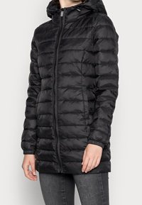 Černá péřová bunda s předním zipem, odnímatelnou kapucí, elastickými manžetami a hladkým, tenkým povrchem. Má horizontální prošívaný vzor.