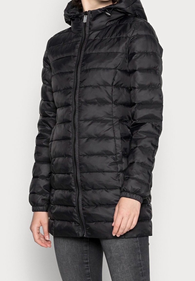 Černá péřová bunda s předním zipem, odnímatelnou kapucí, elastickými manžetami a hladkým, tenkým povrchem. Má horizontální prošívaný vzor.
