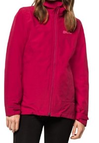 Červená lehká bunda s vysokým límcem, celopropínacím zipem a elastickými manžetami. Má nastavovatelný spodní lem a minimální značení na hrudi.