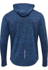Sudadera con capucha de manga larga texturizada en azul, con una costura que recorre cada manga y una pequeña tira reflectante vertical cerca del dobladillo en la parte trasera.