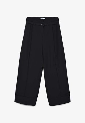 Pantalons larges noirs avec des ourlets retroussés et une ceinture en tissu assortie avec boucle à la taille, posés à plat sur un fond blanc.