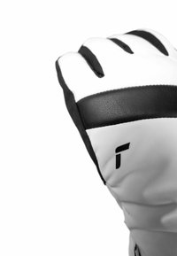 Torwart-Handschuh mit einer weißen Latex-Handfläche und schwarzen Lederakzenten, drei schwarzen Streifen auf der Rückseite und einem Logo im Handgelenkbereich.