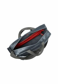 Graue Tasche mit glattem, wasserfestem Außenmaterial und rotem Innenraum. Verfügt über zwei Griffe und einen Reißverschluss. Die Innentasche ist schwarz.