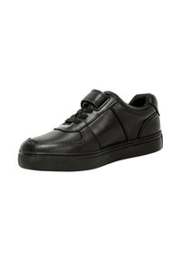 Schwarzer Low-Top-Sneaker mit Lederobermaterial, Schnürung vorne und einem einzelnen Klettverschluss auf weißem Hintergrund.