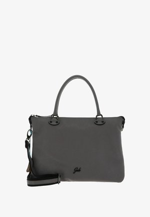 Sac à main en cuir gris avec une surface texturée, double poignées supérieures, bandoulière amovible et accents en métal noir. Présente un détail de logo.