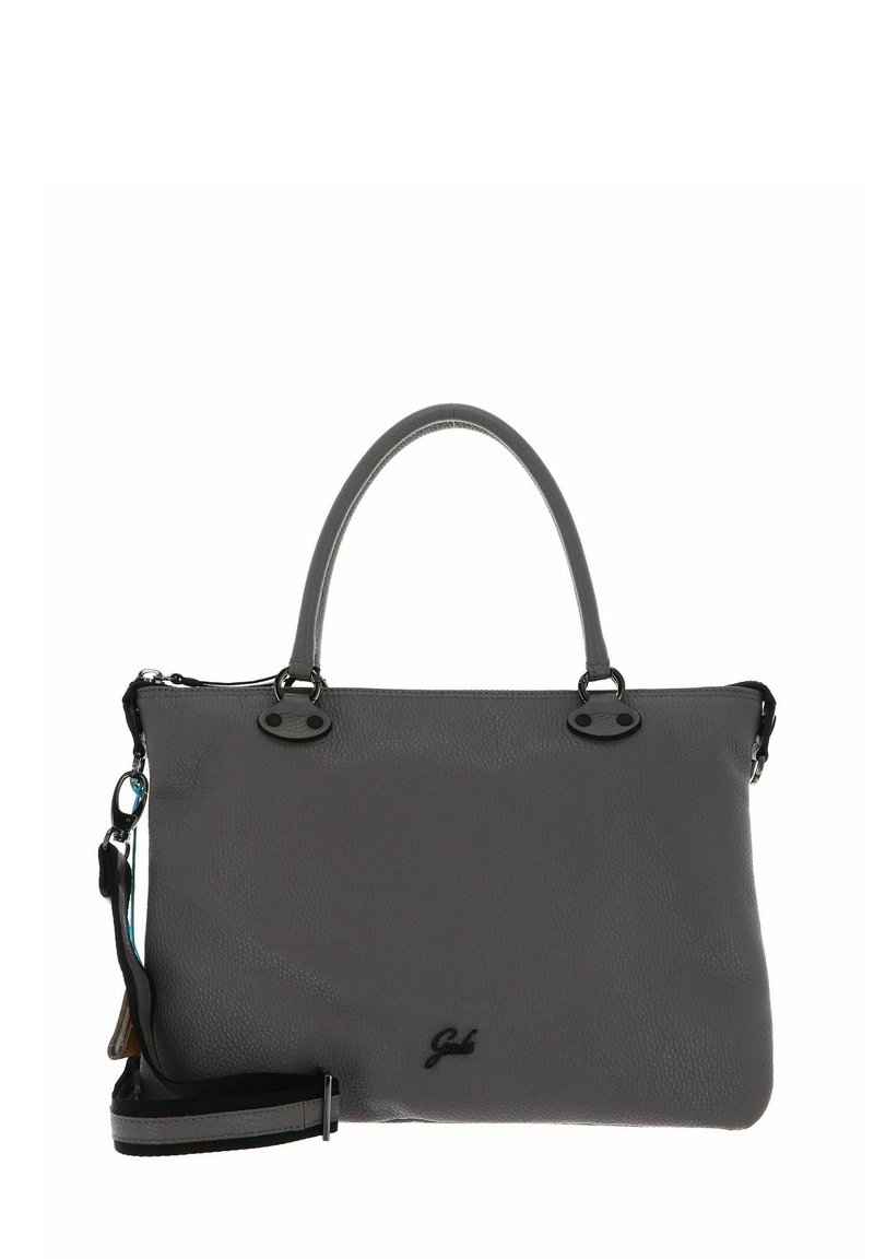 Sac à main en cuir gris avec une surface texturée, double poignées supérieures, bandoulière amovible et accents en métal noir. Présente un détail de logo.