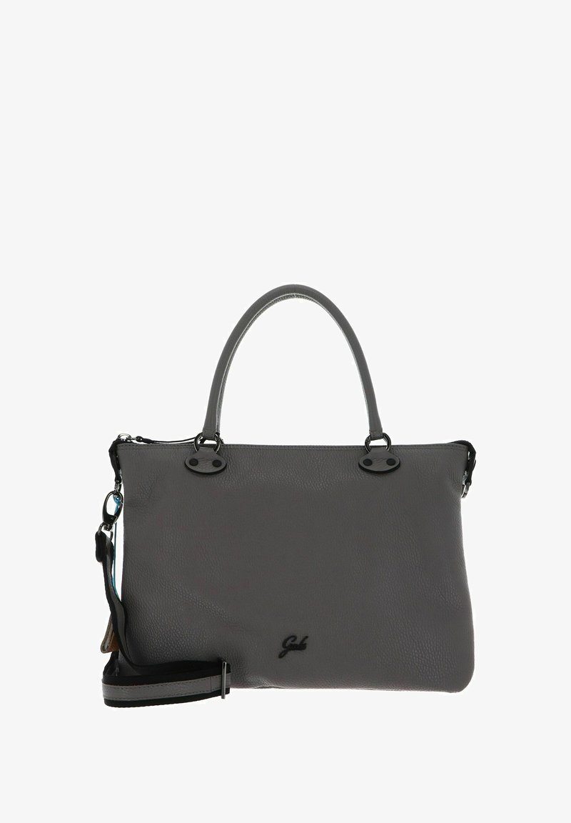 Sac à main en cuir gris avec une surface texturée, double poignées supérieures, bandoulière amovible et accents en métal noir. Présente un détail de logo.
